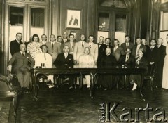 Lata 30., Buenos Aires, Argentyna.
Spotkanie z udziałem m.in. dyrektora Banco Polaco Eugeniusza Bączkowskiego (3. od lewej) i  jego zastępcy Juliusza Nowińskiego (2. od lewej).
Fot. NN, zbiory Biblioteki Polskiej im. Ignacego Domeyki w Buenos Aires