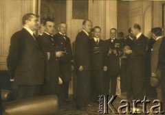 Lata 30., Buenos Aires, Argentyna.
Spotkanie z udziałem m.in. wicedyrektora Banco Polaco Juliusza Nowińskiego (4. od lewej).
Fot. NN, zbiory Biblioteki Polskiej im. Ignacego Domeyki w Buenos Aires (Biblioteca Polaca Ignacio Domeyko)