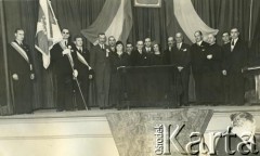 Lata 30., Buenos Aires, Argentyna.
Uroczystość z udziałem m.in. wicedyrektora Banco Polaco Juliusza Nowińskiego (4. od prawej).
Fot. NN, zbiory Biblioteki Polskiej im. Ignacego Domeyki w Buenos Aires (Biblioteca Polaca Ignacio Domeyko)