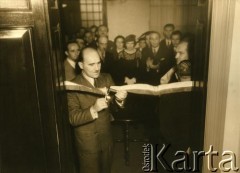 17.07.1938, Buenos Aires, Argentyna.
Dyrektor Banco Polaco Eugeniusz Bączkowski otwiera Świetlicę Ogólnopolskiego Komitetu Oświatowego. Obok niego, po lewej, stoi jego zastępca Juliusz Nowiński.
Fot. NN, zbiory Biblioteki Polskiej im. Ignacego Domeyki w Buenos Aires (Biblioteca Polaca Ignacio Domeyko)