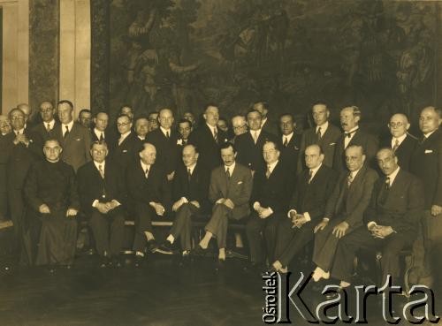 1936, Buenos Aires, Argentyna.
Otwarcie Banku Polska Kasa Opieki SA w Buenos Aires. Wśród uczestników uroczystości m.in. duszpasterz Polaków w Buenos Aires Władysław Zakrzewski (siedzi 1. z lewej), działacz polonijny Michał Szelągowski (siedzi 2. Z lewej), poseł RP Władysław Mazurkiewicz(siedzi 4. z prawej), raz - korespondent Polskiej Agencji Telegraficznej Zygmunt Białobrzeski, syndyk Banku Polskiej Kasy Opieki SA dr Barran, wiceprezydent Argentyny dr Julio Rosa, wiceprezes Banku Polskiej Kasy Opieki SA Julian Nowiński, generał Camilo Idoate.
Fot. NN, zbiory Biblioteki Polskiej im. Ignacego Domeyki w Buenos Aires (Biblioteca Polaca Ignacio Domeyko)