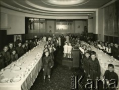 Lata 30., Buenos Aires, Argentyna.
Dzieci w Banco Polaco w Międzynarodowym Dniu Oszczędności.
Fot. NN, zbiory Biblioteki Polskiej im. Ignacego Domeyki w Buenos Aires (Biblioteca Polaca Ignacio Domeyko)