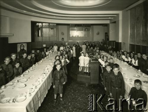 Lata 30., Buenos Aires, Argentyna.
Dzieci w Banco Polaco w Międzynarodowym Dniu Oszczędności.
Fot. NN, zbiory Biblioteki Polskiej im. Ignacego Domeyki w Buenos Aires (Biblioteca Polaca Ignacio Domeyko)