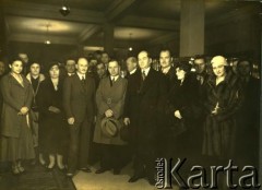 1933, Buenos Aires, Argentyna.
Kapitan Stanisław Skarżyński (5. od lewej w pierwszym rzędzie; jako pierwszy Polak, przeleciał Atlantyk i pobił światowy rekord odległości lotu) w towarzystwie posła RP Władysława Mazurkiewicza (5 od lewej w pierwszym rzędzie), prezesa Banco Polaco Eugeniusza Bączkowskiego (4. od lewej w pierwszym rzędzie),  konsula Karola Kraczkiewicza (między. E. Bączkowskim i S. Skarżyńskim), Bronisława Mechlowicza, Władysława Szulc Sulka, wiceprezesa banco polaco Juliusza Nowińskiego (za posłem Mazurkiewiczem), pań Bączyńskiej, Białobrzeskiej i Białówny.
Fot. NN, zbiory Biblioteki Polskiej im. Ignacego Domeyki w Buenos Aires (Biblioteca Polaca Ignacio Domeyko)