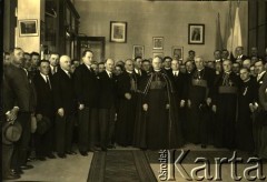 1934, Buenos Aires, Argentyna.
Prymas Polski kardynał August Hlond oraz polscy biskupi - Teodor Kubina, Stanisław Okoniecki i Karol Radoński w towarzystwie posła RP Władysława Mazurkiewicza, Juliusza Nowińskiego, konsula Karola Kraczkiewicza. 
Fot. NN, zbiory Biblioteki Polskiej im. Ignacego Domeyki w Buenos Aires (Biblioteca Polaca Ignacio Domeyko)