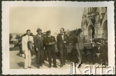 Lata 30., Lujan, Argentyna.
Kapitan Daru Pomorza w towarzystwie argentyńskiej Polonii.
Fot. NN, zbiory Biblioteki Polskiej im. Ignacego Domeyki (Biblioteca Polaca Ignacio Domeyko) 
