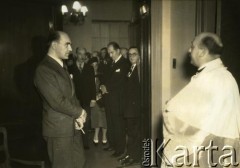 17.07.1938, Buenos Aires, Argentyna.
Dyrektor Banco Polaco Eugeniusz Bączkowski otwiera Świetlicę Ogólnopolskiego Komitetu Oświatowego. W głębi po lewej, stoi jego zastępca Juliusz Nowiński.
Fot. NN, zbiory Biblioteki Polskiej im. Ignacego Domeyki w Buenos Aires (Biblioteca Polaca Ignacio Domeyko)