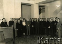 Lata 30., Buenos Aires, Argentyna.
Prezes Eugeniusz Bączkowski i jego zastępca Juliusz Nowiński z pracownikami Banco Polaco.
Fot. NN, zbiory Biblioteki Polskiej im. Ignacego Domeyki w Buenos Aires (Biblioteca Polaca Ignacio Domeyko)