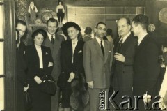 Lata 30., Buenos Aires, Argentyna.
Spotkanie z udziałem m.in. Juliusza Nowińskiego (2. od prawej).
Fot. NN, zbiory Biblioteki Polskiej im. Ignacego Domeyki w Buenos Aires (Biblioteca Polaca Ignacio Domeyko)