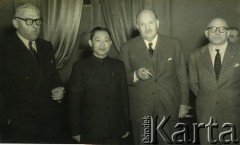 Lata 60., Buenos Aires, Argentyna.
Spotkanie z udziałem m.in. Juliusza Nowińskiego (2. od prawej).
Fot. NN, zbiory Biblioteki Polskiej im. Ignacego Domeyki w Buenos Aires (Biblioteca Polaca Ignacio Domeyko)