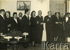 22.07.1948, Buenos Aires, Argentyna.
Spotkanie z udziałem m.in. Juliusza Nowińskiego (3. od prawej).
Fot. NN, zbiory Biblioteki Polskiej im. Ignacego Domeyki w Buenos Aires (Biblioteca Polaca Ignacio Domeyko)