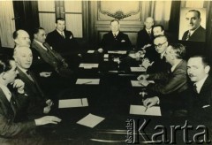 9.10.1948, Buenos Aires, Argentyna.
Zebranie przedstawicieli Polskiego Czerwonego Krzyża w Argentynie. Wśród uczestników spotkanie: (od lewej) Czesław Słowakiewicz, Alberto Almandos, Juliusz Nowiński, Victor Rivarola, Stefan Szumowski, Edward Szelągowski, Zygmunt Robak, Eduardo Armando, Francisco Maffei, Władysław Czajka, Kazimierz Arciszewski.
Fot. NN, zbiory Biblioteki Polskiej im. Ignacego Domeyki w Buenos Aires (Biblioteca Polaca Ignacio Domeyko)