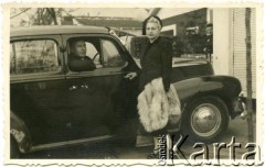 Lata 40., Wielka Brytania.
Józef Machnik za kierownicą. Obok stoi Wiktoria Machnik.
Fot. NN, kolekcja W.Ardasiewicz-Machnik, zbiory Biblioteki Polskiej im. Ignacego Domeyki w Buenos Aires (Biblioteca Polaca Ignacio Domeyko), reprodukcje cyfrowe w Ośrodku KARTA w Warszawie (syg. oryg.25)