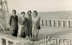 Lata 50., Argentyna.
Wycieczka po Paranie. Druga z  prawej Wiktoria Machnik.
Fot. NN, kolekcja W.Ardasiewicz-Machnik, zbiory Biblioteki Polskiej im. Ignacego Domeyki w Buenos Aires (Biblioteca Polaca Ignacio Domeyko), reprodukcje cyfrowe w Ośrodku KARTA w Warszawie (syg. oryg.25)