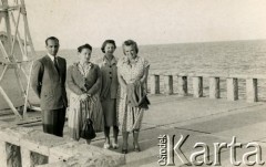 Lata 50., Argentyna.
Wycieczka po Paranie. Druga z  prawej Wiktoria Machnik.
Fot. NN, kolekcja W.Ardasiewicz-Machnik, zbiory Biblioteki Polskiej im. Ignacego Domeyki w Buenos Aires (Biblioteca Polaca Ignacio Domeyko), reprodukcje cyfrowe w Ośrodku KARTA w Warszawie (syg. oryg.25)