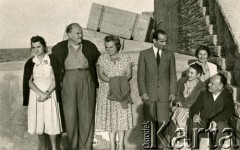 Lata 50., Argentyna.
Portret zbiorowy rodziny Machników.
Fot. NN, kolekcja W.Ardasiewicz-Machnik, zbiory Biblioteki Polskiej im. Ignacego Domeyki w Buenos Aires (Biblioteca Polaca Ignacio Domeyko), reprodukcje cyfrowe w Ośrodku KARTA w Warszawie (syg. oryg.25)