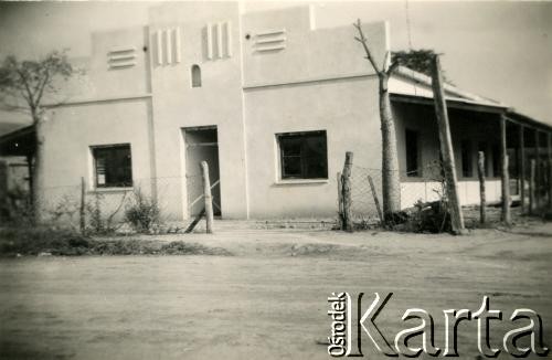 1961, Las Formitas, prowincja Chaco, Argentyna.
Dom nabożeństw.
Fot. NN, kolekcja Redemtorystów, zbiory Biblioteki Polskiej im. Ignacego Domeyki w Buenos Aires (Biblioteca Polaca Ignacio Domeyko), reprodukcje cyfrowe w Ośrodku KARTA w Warszawie 
