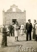 1961, Pampa Juanita, prowincja Chaco, Argentyna.
Kaplica Polska Matki Boskiej Częstochowskiej. Ojciec Tadeusz Mitera z prawej.
Fot. NN, kolekcja Redemtorystów, zbiory Biblioteki Polskiej im. Ignacego Domeyki w Buenos Aires (Biblioteca Polaca Ignacio Domeyko), reprodukcje cyfrowe w Ośrodku KARTA w Warszawie 
