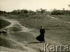 1961, Conel du Graty, prowincja Chaco, Argentyna.
Ksiądz na tle kościoła Wniebowzięcia NMP.
Fot. NN, kolekcja Redemtorystów, zbiory Biblioteki Polskiej im. Ignacego Domeyki w Buenos Aires (Biblioteca Polaca Ignacio Domeyko), reprodukcje cyfrowe w Ośrodku KARTA w Warszawie 
