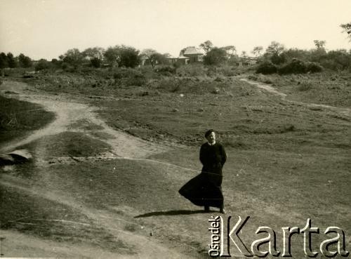 1961, Conel du Graty, prowincja Chaco, Argentyna.
Ksiądz na tle kościoła Wniebowzięcia NMP.
Fot. NN, kolekcja Redemtorystów, zbiory Biblioteki Polskiej im. Ignacego Domeyki w Buenos Aires (Biblioteca Polaca Ignacio Domeyko), reprodukcje cyfrowe w Ośrodku KARTA w Warszawie 

