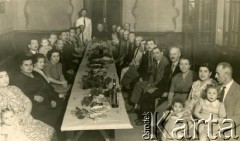 1929, Rosario, Argentyna.
Uczestnicy uroczystości  wmurowania kamienia węgielnego pod budowę siedziby Towarzystwa Polskiego w Rosario.
Fot. NN, kolekcja Towarzystwa Polskiego w Rosario, zbiory Towarzystwa Polskiego w Rosario, reprodukcje cyfrowe w  Bibliotece Polskiej im. Ignacego Domeyki w Buenos Aires (Biblioteca Polaca Ignacio Domeyko), reprodukcje cyfrowe w Ośrodku KARTA w Warszawie (syg.oryg. 53)