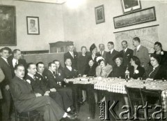 Lata 40., Buenos Aires, Argentyna.
Działacze polonijni podczas uroczystości.
Fot. NN, kolekcja Działacze polonijni, zbiory Biblioteki Polskiej im. Ignacego Domeyki w Buenos Aires (Biblioteca Polaca Ignacio Domeyko), reprodukcje cyfrowe w Ośrodku KARTA w Warszawie