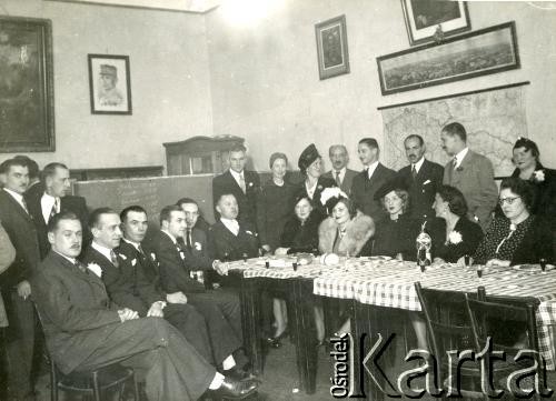 Lata 40., Buenos Aires, Argentyna.
Działacze polonijni podczas uroczystości.
Fot. NN, kolekcja Działacze polonijni, zbiory Biblioteki Polskiej im. Ignacego Domeyki w Buenos Aires (Biblioteca Polaca Ignacio Domeyko), reprodukcje cyfrowe w Ośrodku KARTA w Warszawie