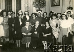 Lata 40., Buenos Aires, Argentyna.
Działacze polonijni w trakcie uroczystości w Ambasadzie Polskiej. 
Fot. NN, kolekcja Działacze polonijni, zbiory Biblioteki Polskiej im. Ignacego Domeyki w Buenos Aires (Biblioteca Polaca Ignacio Domeyko), reprodukcje cyfrowe w Ośrodku KARTA w Warszawie