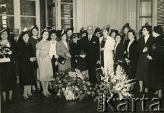 Lata 40., Buenos Aires, Argentyna.
Działacze polonijni w trakcie uroczystości w Ambasadzie Polskiej. W środku poseł RP Zdzisław Kurnikowski.
Fot. NN, kolekcja Działacze polonijni, zbiory Biblioteki Polskiej im. Ignacego Domeyki w Buenos Aires (Biblioteca Polaca Ignacio Domeyko), reprodukcje cyfrowe w Ośrodku KARTA w Warszawie 
