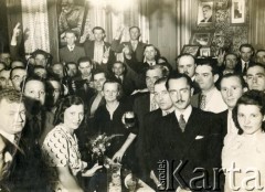 Lata 40., Buenos Aires, Argentyna.
Działacze polonijni w trakcie uroczystości w Ambasadzie Polskiej. 
Fot. NN, kolekcja Działacze polonijni, zbiory Biblioteki Polskiej im. Ignacego Domeyki w Buenos Aires (Biblioteca Polaca Ignacio Domeyko), reprodukcje cyfrowe w Ośrodku KARTA w Warszawie 
