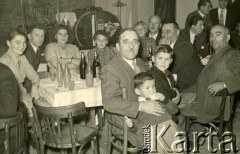 Lata 40., Buenos Aires, Argentyna.
Działacze polonijni w trakcie uroczystości.
Fot. NN, kolekcja Działacze polonijni, zbiory Biblioteki Polskiej im. Ignacego Domeyki w Buenos Aires (Biblioteca Polaca Ignacio Domeyko), reprodukcje cyfrowe w Ośrodku KARTA w Warszawie 
