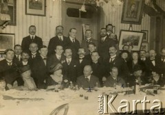 25.06.1922, Buenos Aires, Argentyna.
Pożegnanie pierwszego konsula honorowego Józefa Włodka. W środku siedzi poseł Władysław Mazurkiewicz, konsul J. Włodek, za nimi stoi ks. Władysław Zakrzewski. (Był on od 1908 r. duszpasterzem Polaków w Buenos Aires.) Pierwszy z lewej Władysław Koprowski, pierwsza z lewej p. Materko.
Fot. NN, kolekcja Działacze polonijni, zbiory Biblioteki Polskiej im. Ignacego Domeyki w Buenos Aires (Biblioteca Polaca Ignacio Domeyko), reprodukcje cyfrowe w Ośrodku KARTA w Warszawie 
