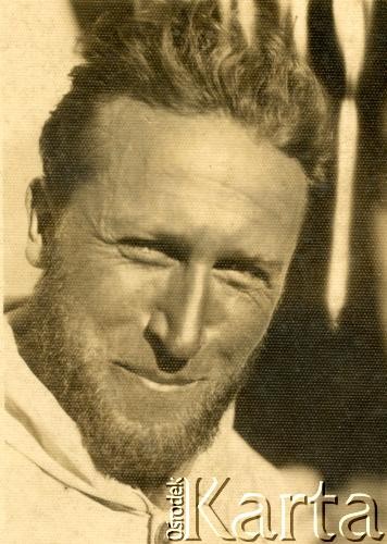 1933-1934, Andy, Argentyna.
Inżynier Adam Karpiński uczestnik I Polskiej Wyprawie w Andy. W skład wyprawy weszli: Stefan Daszyński, Konstanty Jodko-Narkiewicz, Stefan Osiecki, Wiktor Ostrowski. Wyprawa zdobyła czwarty co do wysokości szczyt Ameryki, Cerro Mercedario (6670 m) oraz dziewiczą wschodnią ścianę Aconcagua (6960 m) wytyczając drogę zwaną dzisiaj Ruta de los Polacos. Na pamiątkę bohaterów tej wyprawy alpiniści argentyńscy wprowadzili na mapy nazwy Glaciar Ostrowski, Glaciar Karpiński i El Pico Polaco.
Fot. NN, kolekcja Andynistów, zbiory Biblioteki Polskiej im. Ignacego Domeyki w Buenos Aires (Biblioteca Polaca Ignacio Domeyko), reprodukcje cyfrowe w Ośrodku KARTA w Warszawie (sygnatura oryg. 99)
