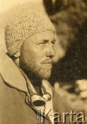 1933-1934, Andy, Argentyna.
Inżynier Jan K. Dorawski uczestnik I Polskiej Wyprawie w Andy. W skład wyprawy weszli: Stefan Daszyński, Konstanty Jodko-Narkiewicz, Stefan Osiecki, Wiktor Ostrowski. Wyprawa zdobyła czwarty co do wysokości szczyt Ameryki, Cerro Mercedario (6670 m) oraz dziewiczą wschodnią ścianę Aconcagua (6960 m) wytyczając drogę zwaną dzisiaj Ruta de los Polacos. Na pamiątkę bohaterów tej wyprawy alpiniści argentyńscy wprowadzili na mapy nazwy Glaciar Ostrowski, Glaciar Karpiński i El Pico Polaco.
Fot. NN, kolekcja Andynistów, zbiory Biblioteki Polskiej im. Ignacego Domeyki w Buenos Aires (Biblioteca Polaca Ignacio Domeyko), reprodukcje cyfrowe w Ośrodku KARTA w Warszawie (sygnatura oryg. 99)
