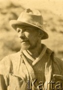 1933-1934, Andy, Argentyna.
Inżynier Stefan Osiecki uczestnik I Polskiej Wyprawie w Andy. W skład wyprawy weszli ponadto: Stefan Daszyński, Konstanty Jodko-Narkiewicz, Stefan Osiecki, Wiktor Ostrowski. Wyprawa zdobyła czwarty co do wysokości szczyt Ameryki, Cerro Mercedario (6670 m) oraz dziewiczą wschodnią ścianę Aconcagua (6960 m) wytyczając drogą zwaną dzisiaj Ruta de los Polacos. Na pamiątką bohaterów tej wyprawy alpiniści argentyńscy wprowadzili na mapy nazwy Glaciar Ostrowski, Glaciar Karpiński i El Pico Polaco.
Fot. NN, kolekcja Andynistów, zbiory Biblioteki Polskiej im. Ignacego Domeyki w Buenos Aires (Biblioteca Polaca Ignacio Domeyko), reprodukcje cyfrowe w Ośrodku KARTA w Warszawie 
(sygnatura oryg. 99)
