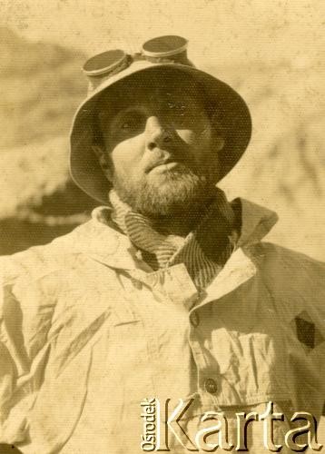 1933-1934, Andy, Argentyna.
Inżynier Stefan Daszyński uczestnik I Polskiej Wyprawie w Andy. W skład wyprawy weszli: Wiktor Ostrowski, Konstanty Jodko-Narkiewicz, Stefan Osiecki.Wyprawa zdobyła czwarty co do wysokości szczyt Ameryki, Cerro Mercedario (6670 m) oraz dziewiczą wschodnią ścianą Aconcagua (6960 m) wytyczając drogą zwaną dzisiaj Ruta de los Polacos. Na pamiątkę bohaterów tej wyprawy alpiniści argentyńscy wprowadzili na mapy nazwy Glaciar Ostrowski, Glaciar Karpiński i El Pico Polaco.
Fot. NN, kolekcja Andynistów, zbiory Biblioteki Polskiej im. Ignacego Domeyki w Buenos Aires (Biblioteca Polaca Ignacio Domeyko), reprodukcje cyfrowe w Ośrodku KARTA w Warszawie  
(sygnatura oryg. 99)
