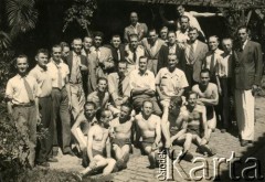 Lata 40., Rio de Janeiro, Brazylia.
Ochotnicy do Wojska Polskiego w Domu Żołnierza Polskiego. 
Fot. NN, kolekcja Polaków w Rio, zbiory Biblioteki Polskiej im. Ignacego Domeyki w Buenos Aires (Biblioteca Polaca Ignacio Domeyko), reprodukcje cyfrowe w Ośrodku KARTA w Warszawie (sygn.oryg.68)



