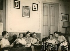 Lata 40., Rio de Janeiro, Brazylia.
Ochotnicy do Wojska Polskiego w Domu Żołnierza Polskiego podczas lektury.
Fot. NN, kolekcja Polaków w Rio, zbiory Biblioteki Polskiej im. Ignacego Domeyki w Buenos Aires (Biblioteca Polaca Ignacio Domeyko), reprodukcje cyfrowe w Ośrodku KARTA w Warszawie (sygn.oryg.68)



