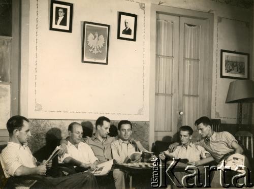 Lata 40., Rio de Janeiro, Brazylia.
Ochotnicy do Wojska Polskiego w Domu Żołnierza Polskiego podczas lektury.
Fot. NN, kolekcja Polaków w Rio, zbiory Biblioteki Polskiej im. Ignacego Domeyki w Buenos Aires (Biblioteca Polaca Ignacio Domeyko), reprodukcje cyfrowe w Ośrodku KARTA w Warszawie (sygn.oryg.68)



