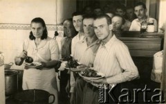 Lata 40., Rio de Janeiro, Brazylia.
Ochotnicy do Wojska Polskiego w Domu Żołnierza Polskiego podczas wydawania posiłków.
Fot. NN, kolekcja Polaków w Rio, zbiory Biblioteki Polskiej im. Ignacego Domeyki w Buenos Aires (Biblioteca Polaca Ignacio Domeyko), reprodukcje cyfrowe w Ośrodku KARTA w Warszawie (sygn.oryg.68)



