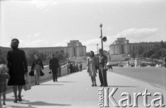 Po 1945, Paryż, Francja.
Maria i Karol Świeczewscy na moście I'Lena, z tyłu widoczny pałac Esplanade du Trocadero. Oboje po wojnie wyemigrowali do Argentyny. Małżeństwo przyjaźniło się z pisarzem Witoldem Gombrowiczem.
Fot. NN, kolekcja Marii Świeczewskiej-Wańke, zbiory Biblioteki Polskiej im. Ignacego Domeyki w Buenos Aires (Biblioteca Polaca Ignacio Domeyko), reprodukcje cyfrowe w Ośrodku KARTA w Warszawie