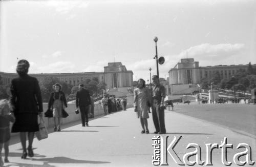 Po 1945, Paryż, Francja.
Maria i Karol Świeczewscy na moście I'Lena, z tyłu widoczny pałac Esplanade du Trocadero. Oboje po wojnie wyemigrowali do Argentyny. Małżeństwo przyjaźniło się z pisarzem Witoldem Gombrowiczem.
Fot. NN, kolekcja Marii Świeczewskiej-Wańke, zbiory Biblioteki Polskiej im. Ignacego Domeyki w Buenos Aires (Biblioteca Polaca Ignacio Domeyko), reprodukcje cyfrowe w Ośrodku KARTA w Warszawie