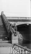 Po 1945, Paryż, Francja.
Maria i Karol Świeczewscy na moście I'Lena. Oboje po wojnie wyemigrowali do Argentyny. Małżeństwo przyjaźniło się z pisarzem Witoldem Gombrowiczem.
Fot. NN, kolekcja Marii Świeczewskiej-Wańke, zbiory Biblioteki Polskiej im. Ignacego Domeyki w Buenos Aires (Biblioteca Polaca Ignacio Domeyko), reprodukcje cyfrowe w Ośrodku KARTA w Warszawie