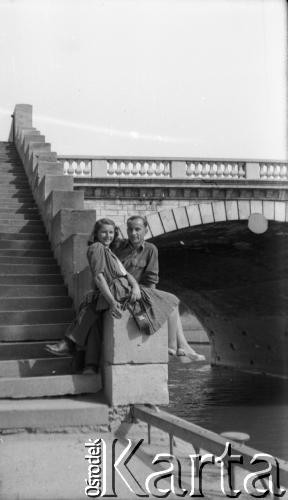 Po 1945, Paryż, Francja.
Maria i Karol Świeczewscy na moście I'Lena. Oboje po wojnie wyemigrowali do Argentyny. Małżeństwo przyjaźniło się z pisarzem Witoldem Gombrowiczem.
Fot. NN, kolekcja Marii Świeczewskiej-Wańke, zbiory Biblioteki Polskiej im. Ignacego Domeyki w Buenos Aires (Biblioteca Polaca Ignacio Domeyko), reprodukcje cyfrowe w Ośrodku KARTA w Warszawie