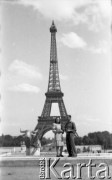 Po 1945, Paryż, Francja.
Maria i Karol Świeczewscy pod wieżą Eiffla, z tyłu widoczny pałac Esplanade du Trocadero. Oboje po wojnie wyemigrowali do Argentyny. Małżeństwo przyjaźniło się z pisarzem Witoldem Gombrowiczem.
Fot. NN, kolekcja Marii Świeczewskiej-Wańke, zbiory Biblioteki Polskiej im. Ignacego Domeyki w Buenos Aires (Biblioteca Polaca Ignacio Domeyko), reprodukcje cyfrowe w Ośrodku KARTA w Warszawie