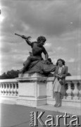 Po 1945, Paryż, Francja.
Maria Świeczewska na moście I'Lena. Fotografia wykonana przez męża Marii - Karola. Oboje po wojnie wyemigrowali do Argentyny. Małżeństwo przyjaźniło się z pisarzem Witoldem Gombrowiczem.
Fot. Karol Świeczewski, kolekcja Marii Świeczewskiej-Wańke, zbiory Biblioteki Polskiej im. Ignacego Domeyki w Buenos Aires (Biblioteca Polaca Ignacio Domeyko), reprodukcje cyfrowe w Ośrodku KARTA w Warszawie
