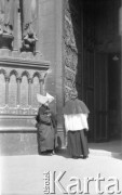 Po 1945, Paryż, Francja.
Ksiądz i siostra zakonna przed wejściem do katedry Notre Dame. Fotografia wykonana przez Marię Świeczewską lub jej męża Karola. Oboje po wojnie wyemigrowali do Argentyny. Małżeństwo przyjaźniło się z pisarzem Witoldem Gombrowiczem.
Fot. NN, kolekcja Marii Świeczewskiej-Wańke, zbiory Biblioteki Polskiej im. Ignacego Domeyki w Buenos Aires (Biblioteca Polaca Ignacio Domeyko), reprodukcje cyfrowe w Ośrodku KARTA w Warszawie