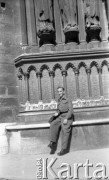 Po 1945, Paryż, Francja.
Karol Świeczewski przed wejściem do katedry Notre Dame. Fotografia wykonana przez jego żonę Marię Świeczewską. Oboje po wojnie wyemigrowali do Argentyny. Małżeństwo przyjaźniło się z pisarzem Witoldem Gombrowiczem.
Fot. Maria Świeczewska, kolekcja Marii Świeczewskiej-Wańke, zbiory Biblioteki Polskiej im. Ignacego Domeyki w Buenos Aires (Biblioteca Polaca Ignacio Domeyko), reprodukcje cyfrowe w Ośrodku KARTA w Warszawie