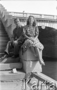Po 1945, Paryż, Francja.
Karol Świeczewski (po prawej) z nieznaną kobietą na moście I'Lena. Fotografia wykonana przez żonę Karola - Marię Świeczewską. Oboje po wojnie wyemigrowali do Argentyny. Małżeństwo przyjaźniło się z pisarzem Witoldem Gombrowiczem.
Fot. Maria Świeczewska, kolekcja Marii Świeczewskiej-Wańke, zbiory Biblioteki Polskiej im. Ignacego Domeyki w Buenos Aires (Biblioteca Polaca Ignacio Domeyko), reprodukcje cyfrowe w Ośrodku KARTA w Warszawie