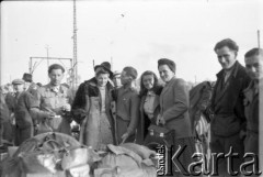 Po 1945, Paryż, Francja.
W oczekiwaniu na pociąg na peronie. Wśród pasażerów żołnierze francuscy i Maria Świeczewska. Fotografia wykonana przez męża Marii - Karola. Oboje po wojnie wyemigrowali do Argentyny. Małżeństwo przyjaźniło się z pisarzem Witoldem Gombrowiczem.
Fot. Karol Świeczewski, kolekcja Marii Świeczewskiej-Wańke, zbiory Biblioteki Polskiej im. Ignacego Domeyki w Buenos Aires (Biblioteca Polaca Ignacio Domeyko), reprodukcje cyfrowe w Ośrodku KARTA w Warszawie